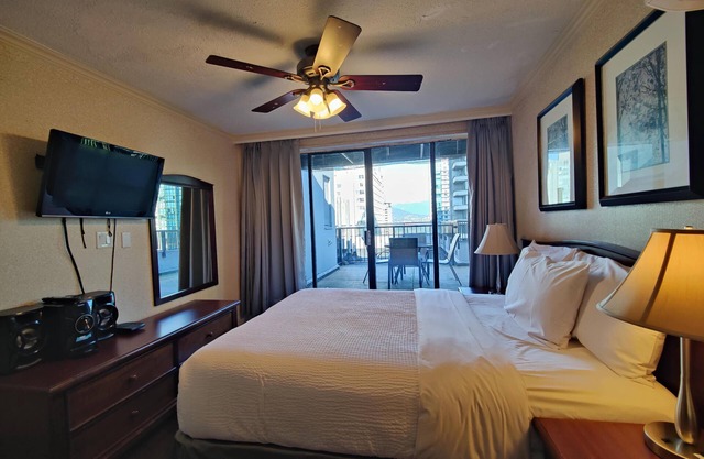 Penthouse Apartment w/ Patio, Harbour & City View