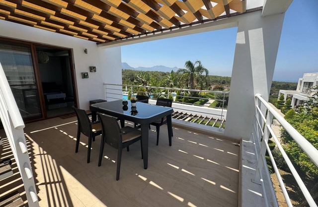 Penthouse-Apartment mit atemberaubendem Meer- und Bergblick