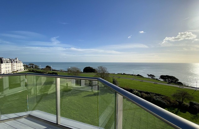 Penthouse-Apartment mit Balkon und Panoramablick auf das Meer.
