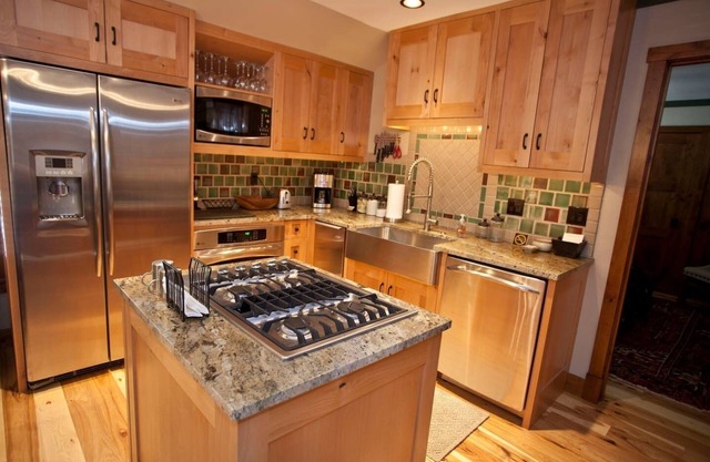 Neue 2 BR Penthouse Condo mit Gondel - Whirlpool, Dampfdusche, 50 'TV, WIFI, A / C
