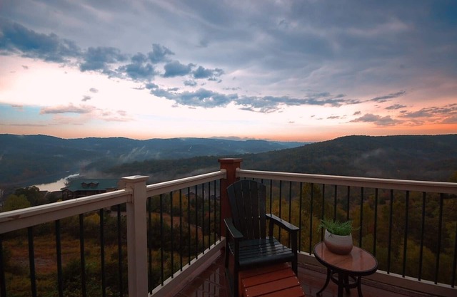Penthouse Condo - AMAZING Views - Indian Point - Sleeps 6-8