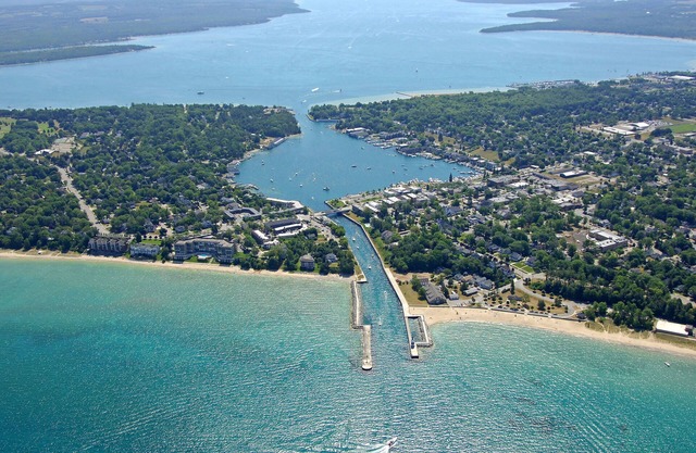 Pine River Condos auf dem Kanal in der Innenstadt von Charlevoix - Unit 6 in der obersten Etage