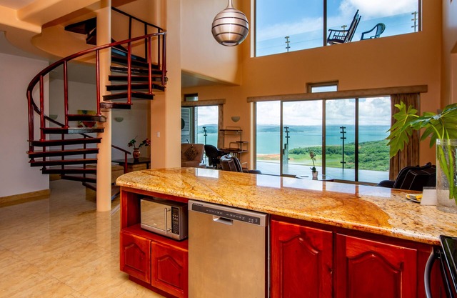 Penthouse in Lake Arenal mit Pool, voll ausgestattete Küche