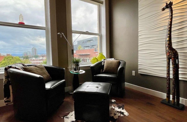 Penthouse Loft Retreat Private Rooftop Patio Gas Fireplace & Grill Free Parking