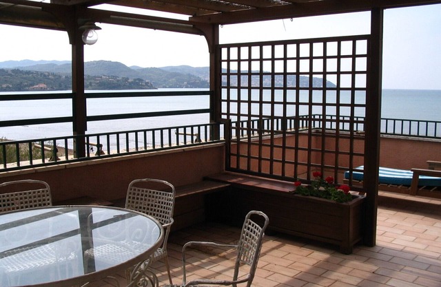 Penthouse auf der Strand mit direktem Zugang zum Strand GIANNELLA