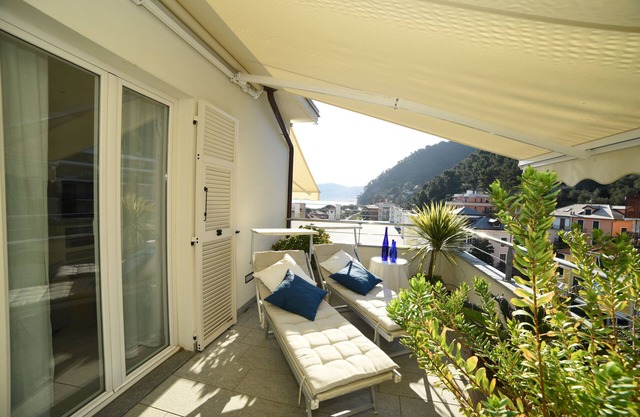 Einen Steinwurf vom Meer entfernt, ein herrliches Panorama-Penthouse mit Doppelgarage