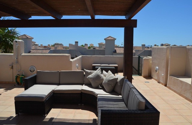 Penthouse mit Terrasse, kostenlosem WLAN, Balkon, mit Blick auf den Gemeinschaftspool.