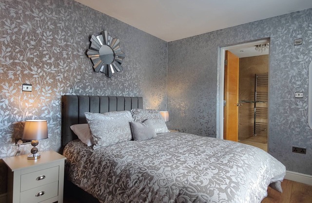Doppelzimmer-Deluxe-Ensuite mit Dusche-Blick auf den Hof