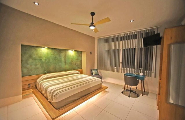 Penthouse -Sky at Mikasa- Fast wifi, King Bed, AC & Pool