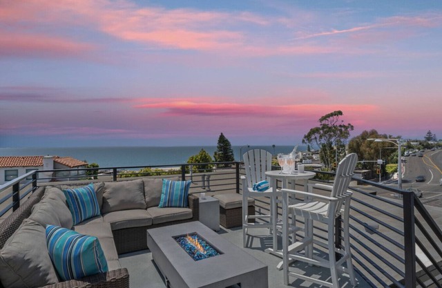 Penthouse! Steps from Victoria Beach, 180 degree ocean views!