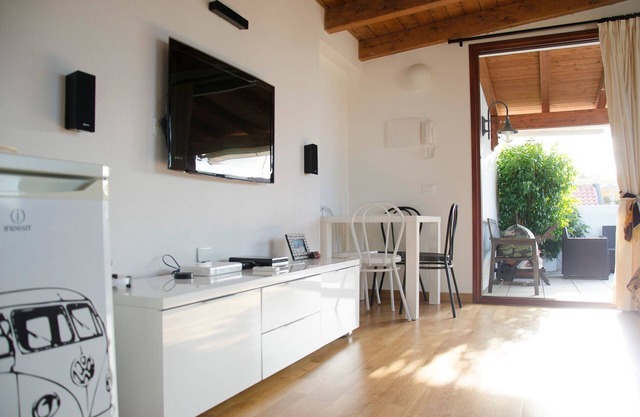 Penthouse-Studio-Apartment mit Terrasse, Wi-Fi, Klimaanlage, Privatparkplatz.