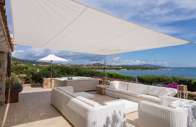 Penthouse villa, on the beach, hydromassage bathtub, modern, housekeeper, Wi-FI