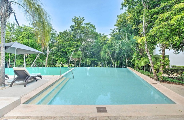Penthouse w/ Infinity Pool & Golf Course in Akumal