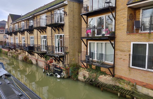 Penthouse Waterfront Apartment - St. Neots