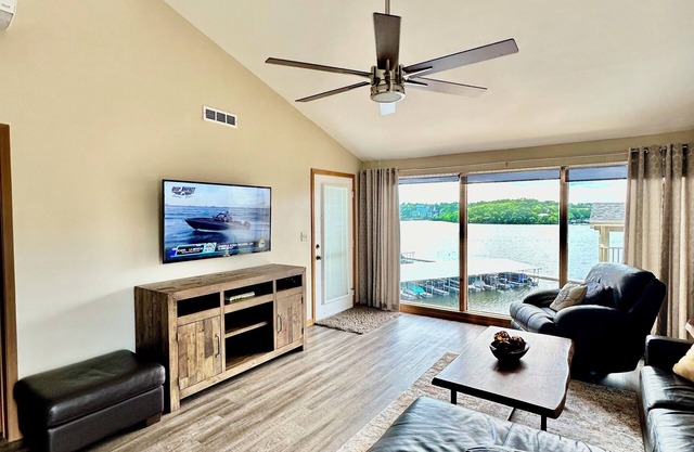 Penthouse mit offenem Balkon. Beste Lage, 30x10 Boat Slip Free.