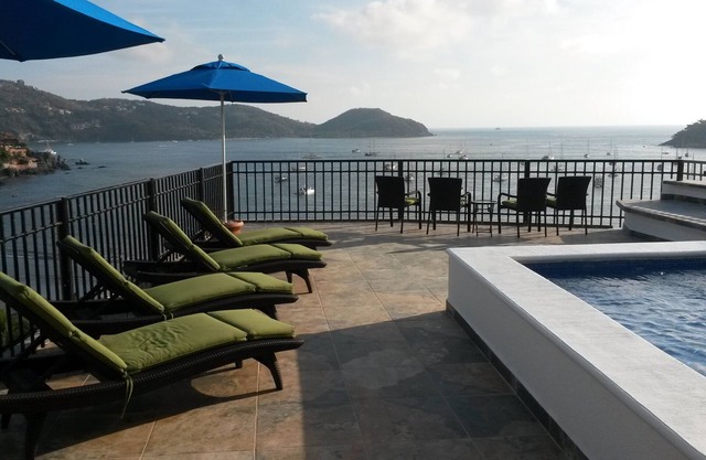 Penthouse mit herrlichem Blick auf die Bucht und die Stadt mit großem privatem Tauchbecken