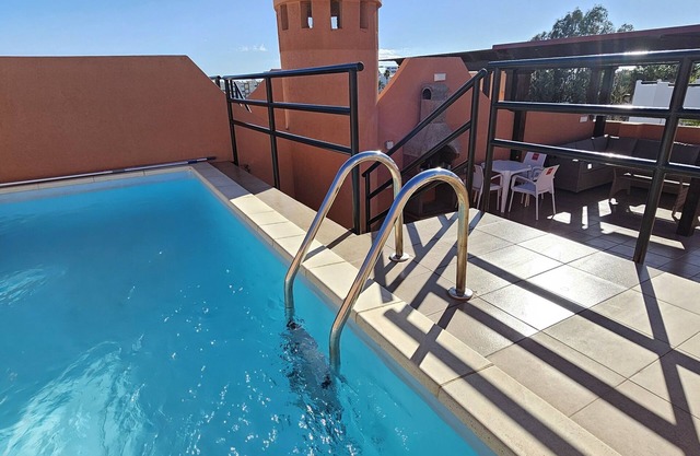 Penthouse mit privaten pool im Solarium, Meerblick, 65 m vom Strand, WLAN