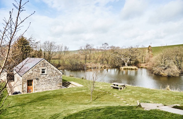 Penuwch Boathouse , Cosy rural cottage for families with heated indoor pool
