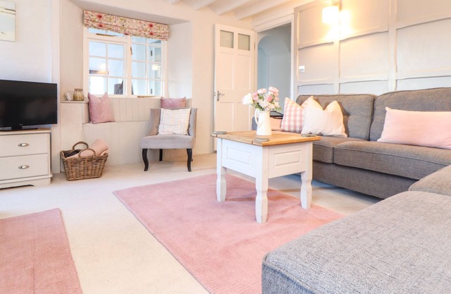 PENVOSE HOUSE, pet friendly, character holiday cottage in Lostwithiel