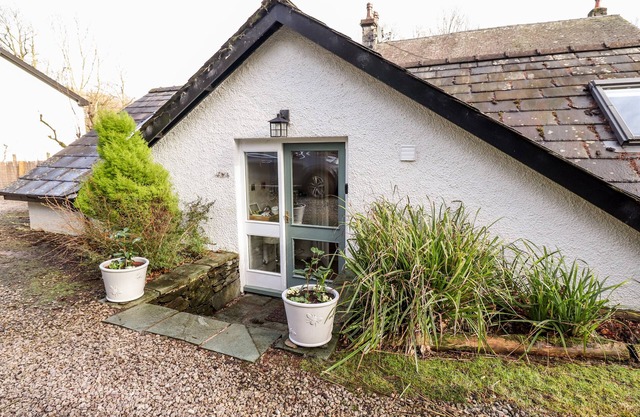 PEONY COTTAGE, romantic, with hot tub in Newby Bridge