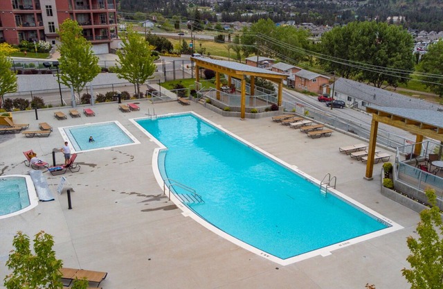 Peony Paradise - 2 Bedroom 2 Bath - West Kelowna Gem with Lake View