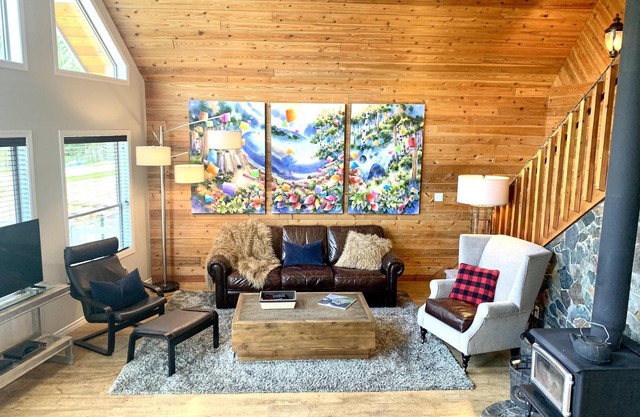 Peony Point - Semi Waterfront - Shuswap Vacations and Sledding Accommodation