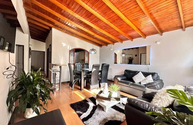 People's House ( Laureles )