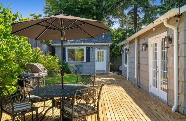 Perch - Ballard Delight: Great Ballard location! 2 Spacious Houses w/parking