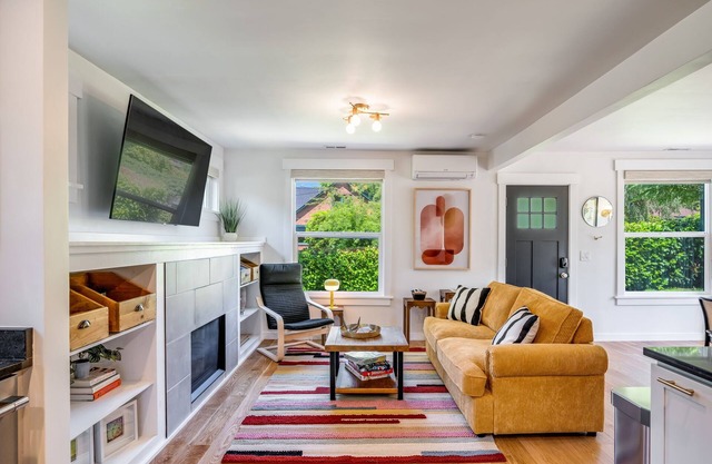 Perch - Ballard Delight: Great Ballard location! Spacious House w/parking