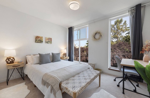Perch - Chic retreat near Seattle's heart. Enjoy skyline views, and easy city access.