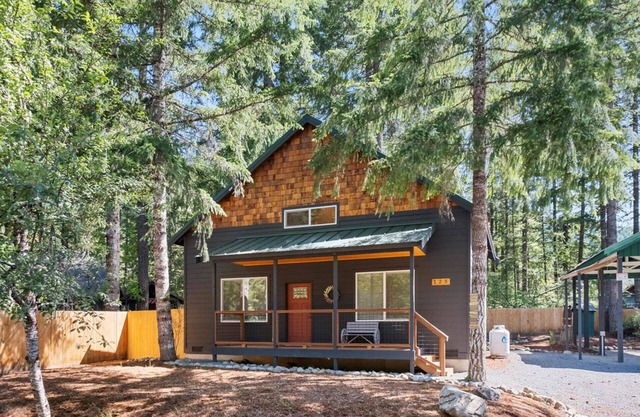 Perch - Cozy Pines: Nature's Escape! Cabin Retreat w/ Private Hot Tub