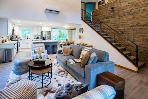 Perch - Evergreen Cabin