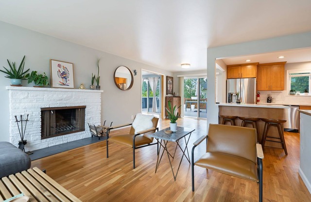Perch - Gathering Spot Upper: Freshly remodeled 3BR apartment in Shoreline