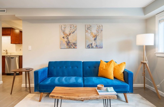 Perch - Gathering Spot Lower: Cute two bedroom suite, spacious backyard