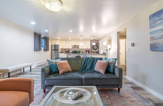 Perch - Queen Ann Flat: Spacious and Cozy 2BR home w/ Parking