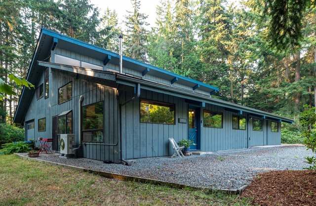 Perch - Rhododendron Loft: Cozy Getaway, Historic Reserve!