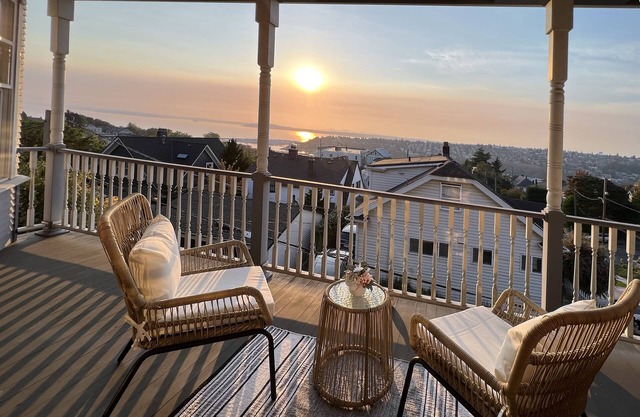 Perch - Seattle Sunset Vista: Spacious 3 BR/3 BA Home in Queen Anne