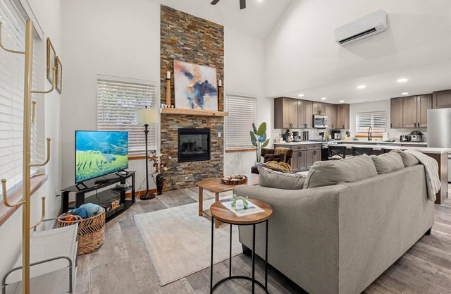 Perch - Spacious Modern Cabin w/ Hot Tub, BBQ & Cali- King-Sized Bed | Pet-Friendly