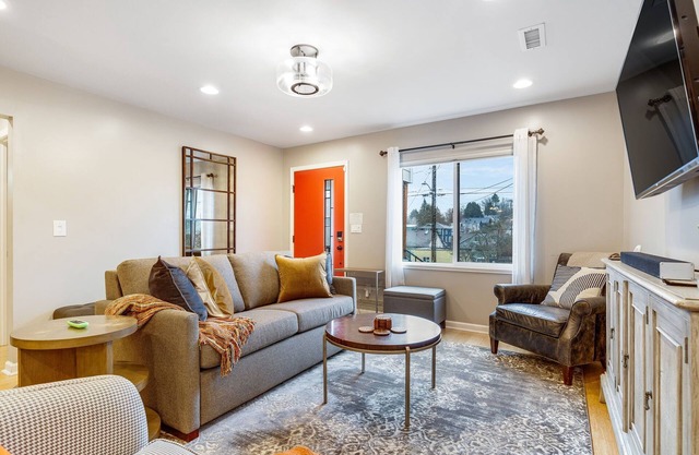 Perch - Stay in our chic house, stroll to Columbia City, or hop on the light rail to downtown!