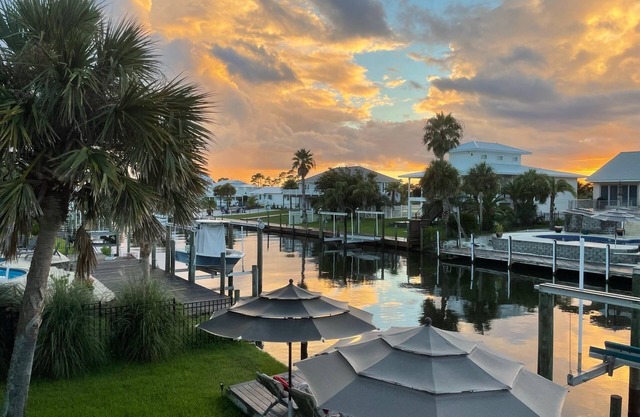 Perdido Key Waterfront Home mit Dock am Kanal