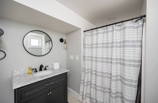 Perfect 1 Bedroom - Sleeps 4 | Near LU | Newly Renovated! by Saydrajanes Properties