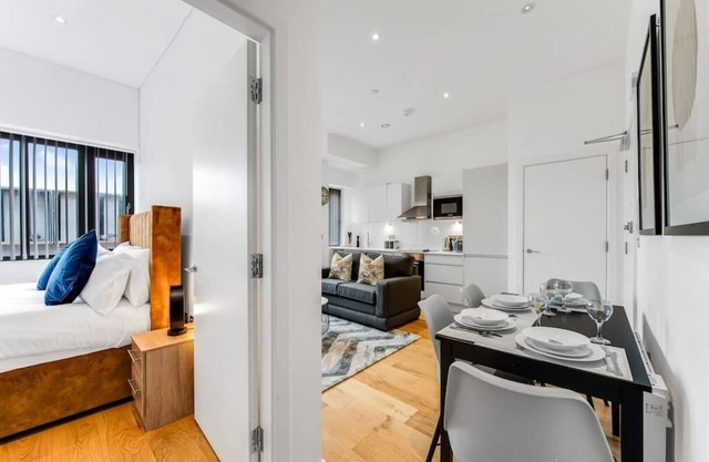 Perfect 1 BR Flat- Close to shops