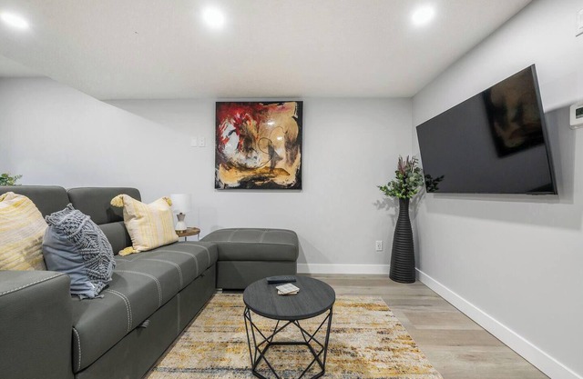 Perfect 2BR Airdrie Suite - Near Calgary, WiFi
