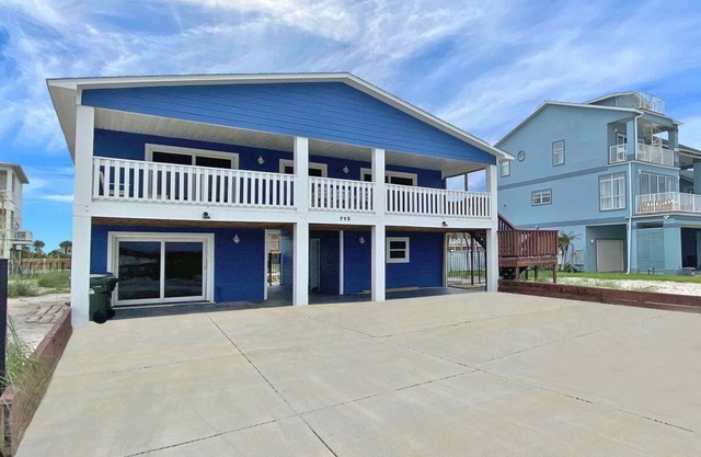 Perfect 4 bdrm home w/ private pool & volleyball court - Steps to the beach!