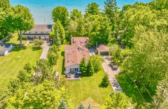 Perfect 5-bedroom house with private beach, indoor pool, in charming Carsonville