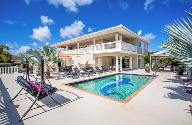 Perfect accommodation up to 10 people on a stone throw of Jan Thiel Beach