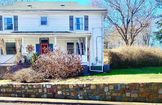 Perfect Basecamp! 3b/3bath Historic Downtown 🏡