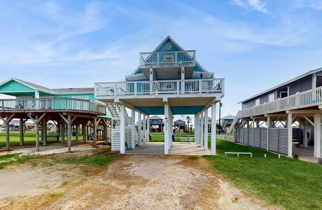 Perfect beach home with Gulf-view deck, balcony & central AC - snowbird-friendly