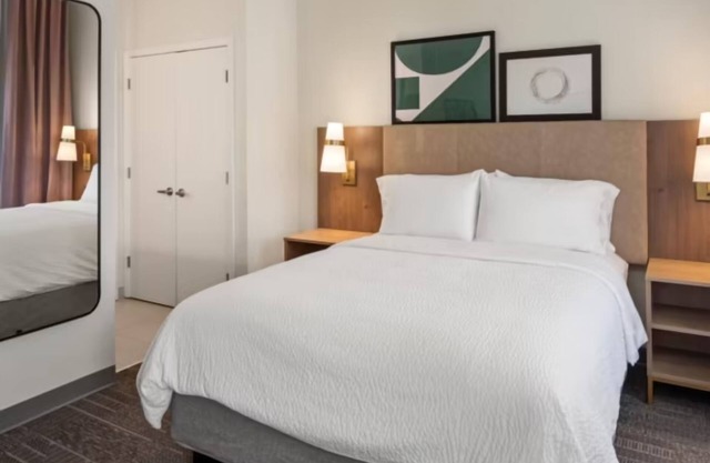 Perfect Business Traveler Room with Complimentary Breakfast