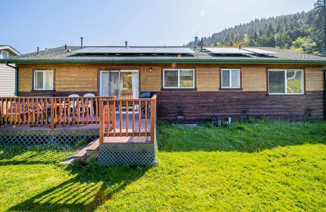 Perfect Cabin Near the Beach & State Parks w/ Deck, Gas Grill & Two Spaces!